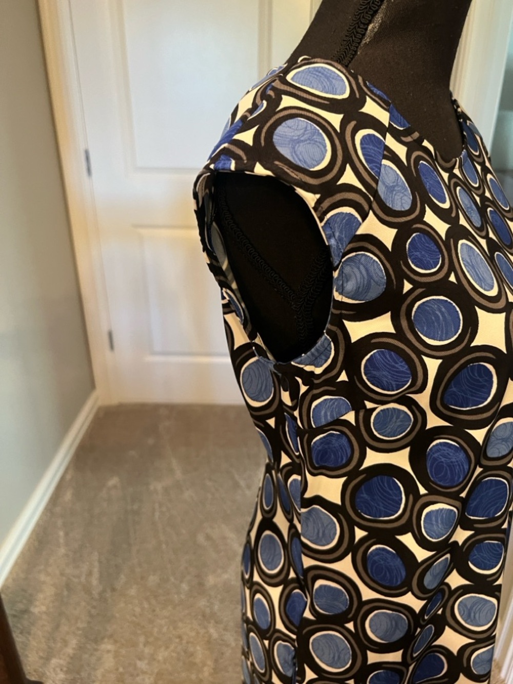 Cap-Sleeve Midi Dress in Blue & Black Circle Print - Picture 4 of 8